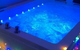 Apartment In Paris With Jaccuzzi